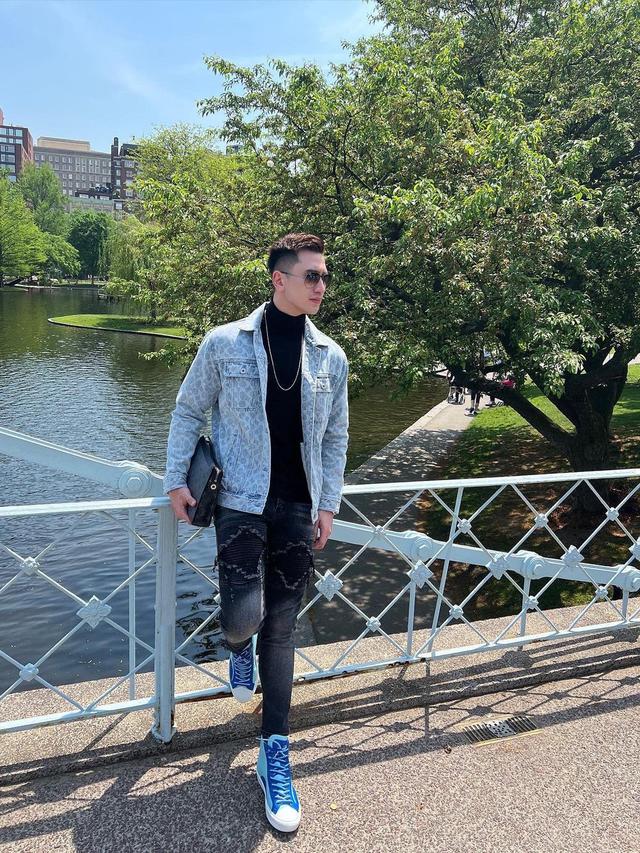 6 Gaya OOTD Verrell Bramasta saat Liburan ke New York, Curi Perhatian