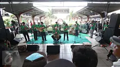 Grup Orkes Pancaran Sinar Petromaks (PSP) bermain musik dalam aksi kampanye Ngamen Anti Korupsi yang diselenggarakan di Stasiun Jakarta Kota (20/5). Acara ini merupakan cara KPK untuk  mengajak publik berantas korupsi. (Liputan6.com/Immanuel Antonius)
