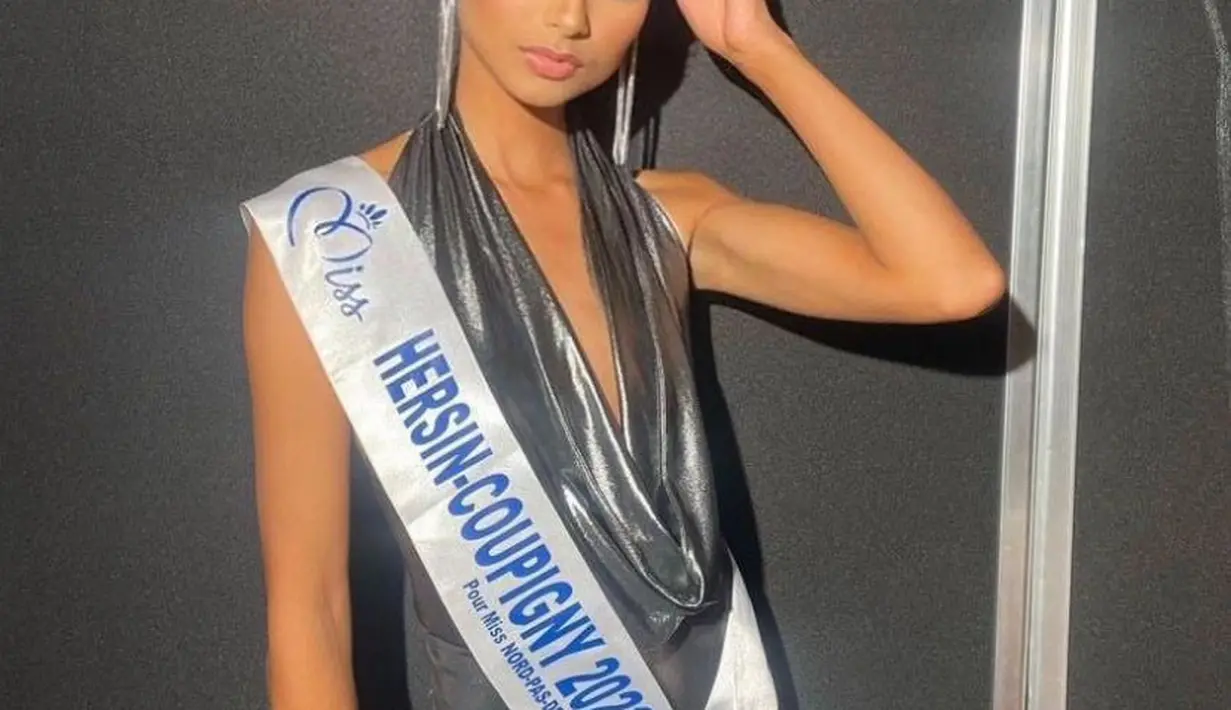Dengan rambut pendek yang rapi, Gilles mengenakan dress silver shining. Dilengkapi anting-anting model airdropnya.  [@evagillesoff]