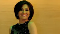 Aksi Transgender Solena Chaniago Nyanyi Dangdut di Kamar Mandi