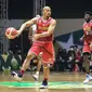 Kerinduan penggemar basket pada aksi-aksi atraktif bintang-bintang IBL terbayar sudah. Dalam pertandingan IBL All Star 2022 kali ini, tim Putih berhasil menang tipis 102-100 melawan tim Merah. (Bola.com/Bagaskara Lazuardi)