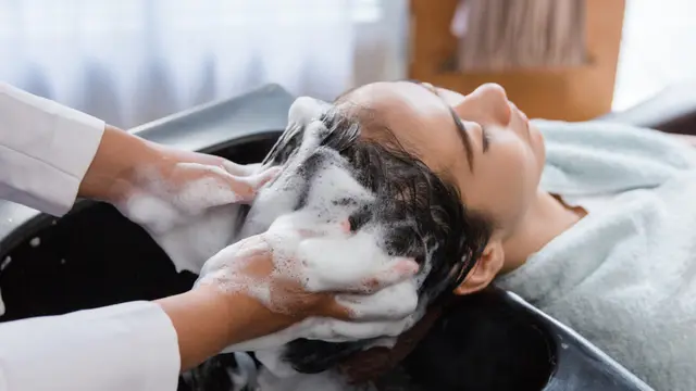 5 Tips Merawat Rambut Agar Kuat dan Berkilau