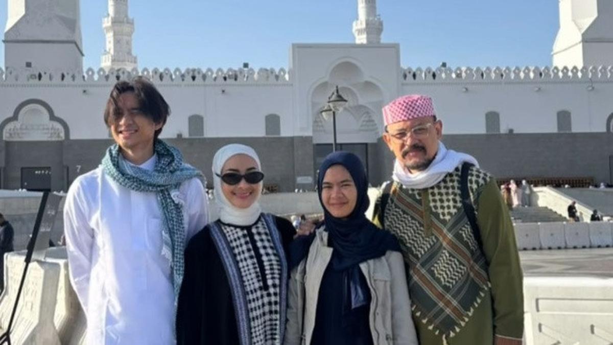 7 Potret Keseruan Keluarga Iis Dahlia Umrah di Bulan Ramadan, Diwarnai Momen Haru Penuh Syukur