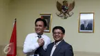 Bakal calon Gubernur DKI Jakarta, Yusril Ihza Mahendra menemui Presiden PKS Mohamad Sohibul Iman di kantor DPP PKS, Jakarta, Selasa (22/3). Kedatangan Yusril untuk silahturahmi dan berdiskusi mengenai perkembangan Jakarta. (Liputan6.com/Yoppy Renato)