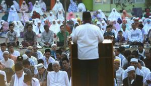Warga Muhammadiyah mendengarkan ceramah saat menjalankan salat Idul Adha di lapangan kampus Universitas Muhammadiyah Jakarta (UMJ) Ciputat, Tangerang Selatan, Rabu (23/9). Berbeda dengan keputusan pemerintah yang menetapkan Hari Raya Idhul Adha pada kamis (24/9) esok, Muhammadiyah melaksanakan Hari Raya Idul Kurban lebih awal.
 &copy;2015 merdeka.com/muhammad luthfi rahman