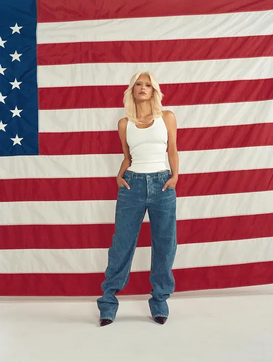 Kim Kardashian tampil untuk "American Dream Issue" bulan September dengan wig pirang platinum dan alis yang dibleaching. (FOTO: instagram.com/kimkardashian)