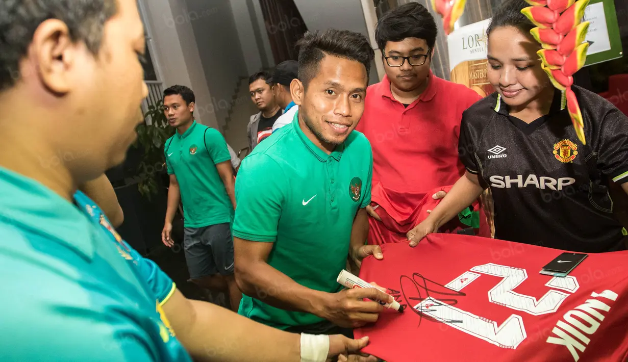 Gelandang Timnas Indonesia, Andik Vermansah, memberikan tanda tangan kepada fans saat berada di Hotel Lor In, Jawa Barat, Jumat (2/12/2016). Keramahan Lilipaly membuat fans sukacita. (Bola.com/Vitalis Yogi Trisna)