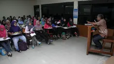 Para mengikuti kegiatan perkuliahan di Fakultas Ilmu Sosial, Universitas Negeri Jakarta, (17/9/14). (Liputan6.com/Faizal Fanani)