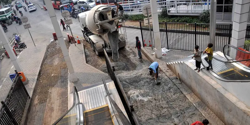 Jalan Rusak Terminal Manggarai Mulai Diperbaiki