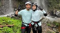 6 Potret Henny Rahman dan Alvin Faiz Mendaki Gunung Merbabu, Jadi Hobi Baru