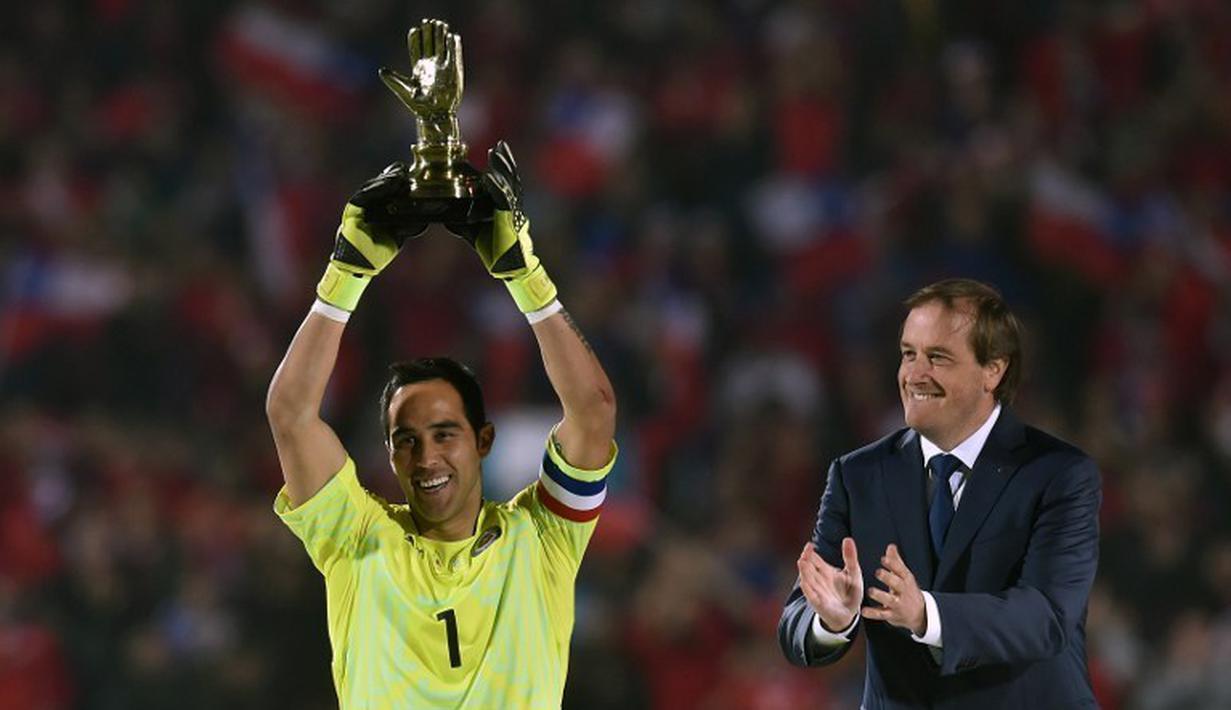 Claudio Bravo terpilih sebagai kiper terbaik Copa America 2015. (AFP PHOTO/RODRIGO ARANGUA)