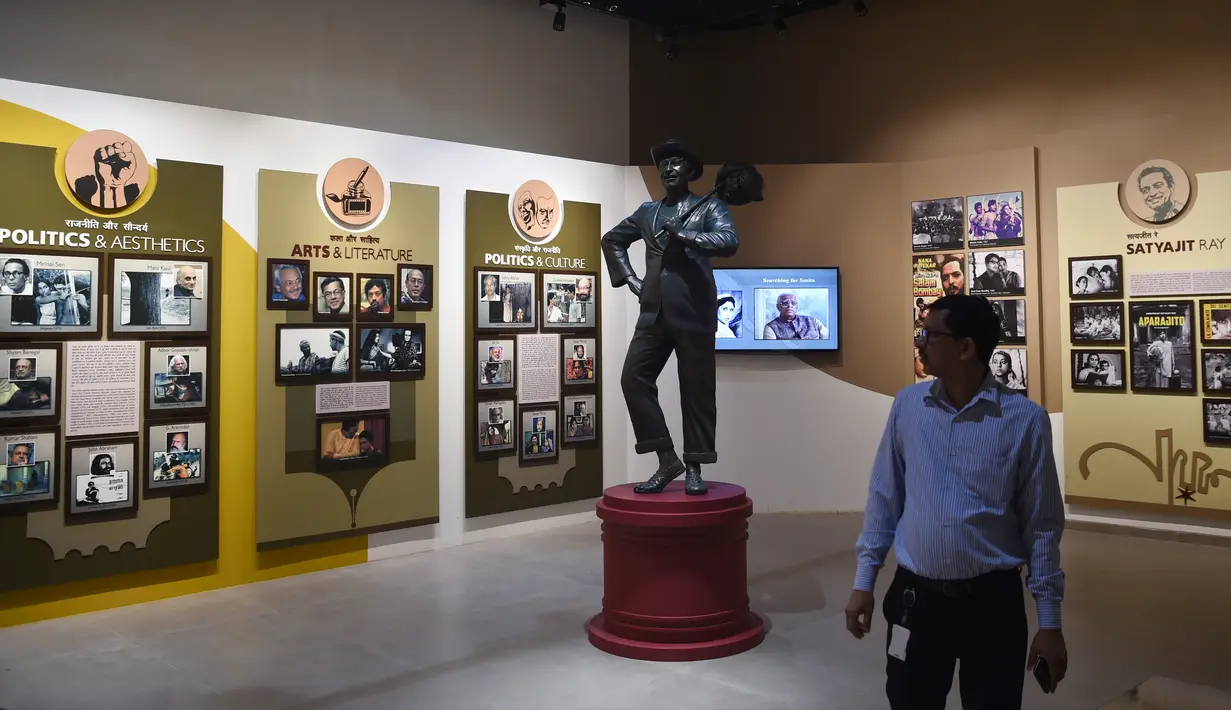 Sejumlah pengunjung melihat koleksi yang ada di Museum Nasional Sinema India (NMIC), Mumbai, India (22/1). India akhirnya memiliki museum film Bollywood pertama setelah 100 tahun lebih memproduksi film. (AFP Photo/Punitparanjpe)