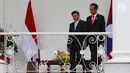 Presiden Jokowi dan PM Republik Demokratik Rakyat Laos Thongloun Sisoulith berjalan menuju beranda Istana Bogor, Kamis (12/8). Kunjungan kenegaraan PM Thongloun akan diakhiri dengan jamuan makan siang resmi. (Liputan6.com/Angga Yuniar)