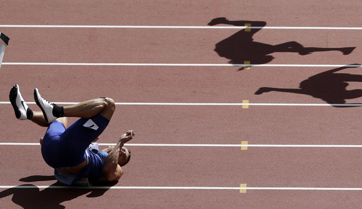 Pelari Amerika Serikat, Trey Hardee terjatuh saat mengikuti nomor lari halang rintang 110-meter  pada World Athletics Championships, London (12/8/2017). (AP/Tim Ireland)