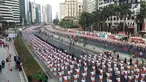 Suasana saat ribuan peserta mengikuti pemecahan rekor dunia atau Guinness World Record tari Poco-poco di sepanjang Jalan MH Thamrin-Sudirman, Jakarta, Minggu (5/8). Sebanyak 65 ribu peserta mengikuti acara akbar ini. (Liputan6.com/Pool/Biro Pers Setpress)