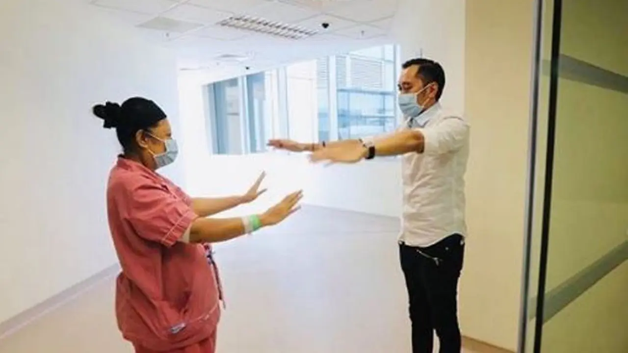 Ibas Yudhoyono menemani Ani Yudhoyono berolahraga (Foto: Instagram @ibasyudhoyono)