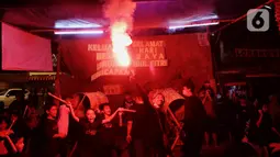 Warga menyalakan kembang api saat malam Takbiran di Jakarta, Minggu (1/5/2022). Takbiran tersebut dilakukan dalam rangka menyambut Idul Fitri 1443 H yang ditetapkan oleh pemerintah pada Senin (2/5/2022). (Liputan6.com/Angga Yuniar)