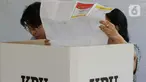 Warga melakukan pencoblosan surat suara ulang di TPS 043, Menteng, Jakarta, Sabtu (24/2/2024). (Liputan6.com/Herman Zakharia)
