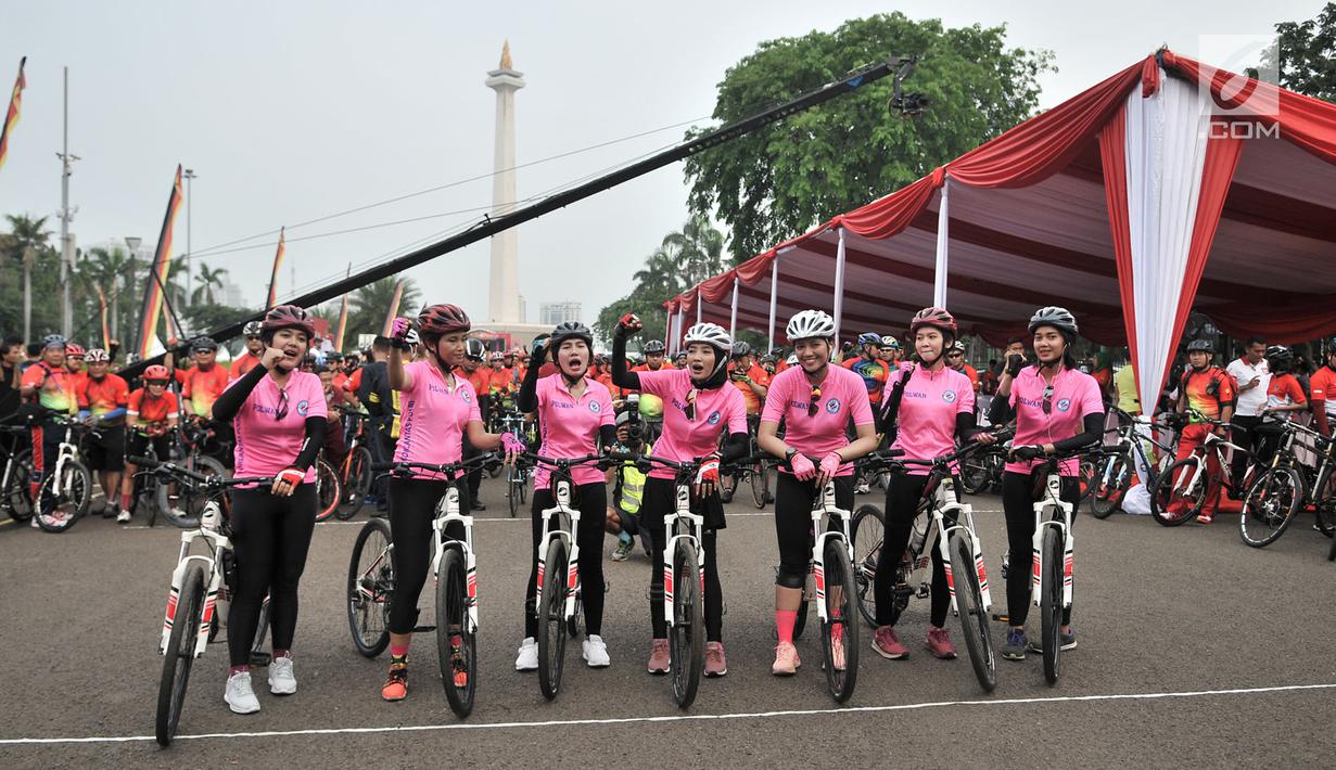 Sejumlah polisi wanita (Polwan) saat mengawal peserta acara Gowes Bersama Indonesia Damai #iRide4Peace di Jakarta, Minggu (4/11). Acara bersepeda bersama ini dibalut deklarasi untuk mendukung Pemilu damai. (Merdeka.com/ Iqbal S. Nugroho)
