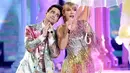 Pada 1 Mei lalu, Taylor menyanyikan single terbarunya bertajuk 'ME!' bersama Brendon Urie di BBMAs dengan outfit colorful yang senada dengan Brendon. (Liputan6.com/IG/@taylorswift)