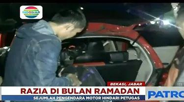 Dalam operasi ini, para pemuda pengendara sepeda motor tampak menghindari adanya razia gabungan.