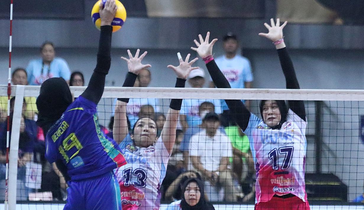 Pemain Jakarta Livin Mandiri mencoba menghentikan bola saat menghadapi Jakarta Electric PLN pada laga Pekan 5 Putaran II PLN Mobile Proliga 2025 di GOR Jalak Harupat, Bandung, Jawa Barat, Jumat (7/2/2025). (Dok. PBVSI)