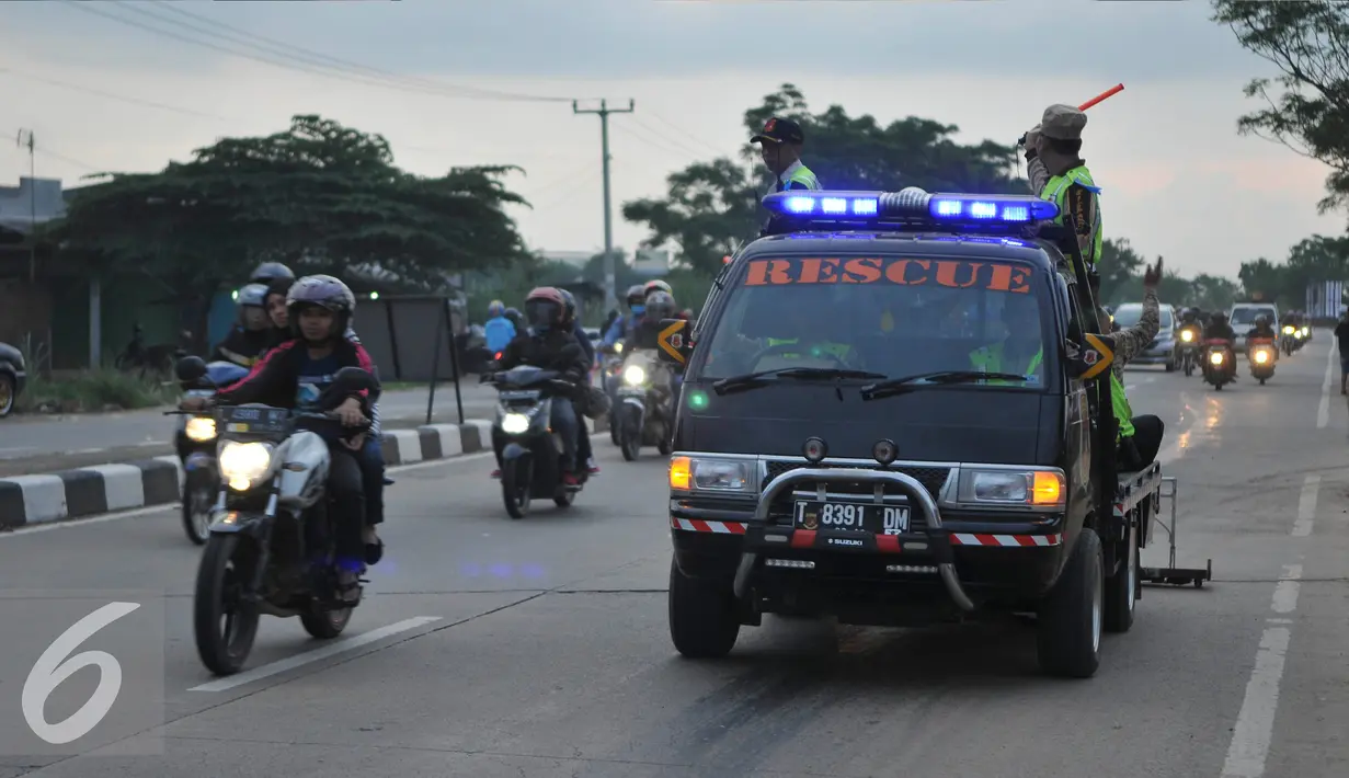 Petugas Sistem Pengamanan Terpadu Zhadoel Karawang menyisir paku di kawasan Karawang, Jawa Barat, Minggu (7/3). Razia paku tersebut dilakukan untuk memberi kenyamanan pemudik yang akan melintas di kawasan tersebut.(Liputan6.com/Gempur M Surya)