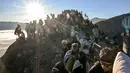 Para penganut Hindu dari komunitas Tengger mendaki gunung berapi aktif Bromo untuk mempersembahkan sesaji berupa beras, buah-buahan, ternak, dan barang-barang lainnya sebagai bagian dari festival Yadnya Kasada di dekat Probolinggo, Jawa Timur, Senin 1 Juni 2026. (JUNI KRISWANTO/AFP)