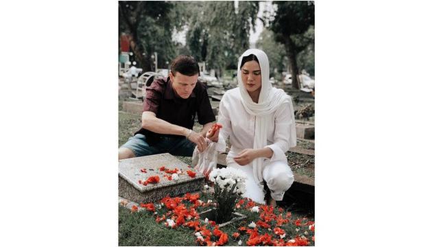 5 Momen Haru Seleb Saat Ziarah Ke Makam Keluarga Jelang Ramadhan
