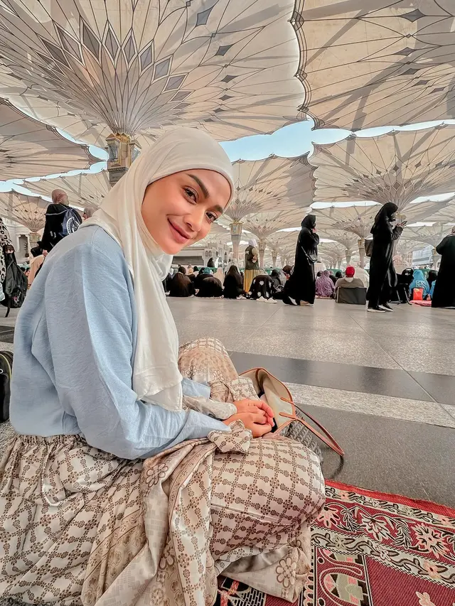 Bikin Pangling, Ini 7 Momen Andi Annisa Jalani Umrah di Bulan Ramadhan
