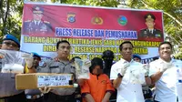 Tersangka IRT pemilik 854 gram sabu dari Lapas Kendari ditangkap Polda Sultra, Kamis (5/9/2019).(Liputan6.com/Ahmad Akbar Fua)