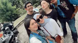 Seru-seruan bersama keluarga, menjadi salah satu momen penting yang membahagiakan. Sebagai seorang gadis muda yang sukses di dunia hiburan, banyak sekali dukungan dari kedua orang tua dan saudaranya selama ini di dalam kariernya. Bersama keluarga, Beby pun terlihat selalu kompak. (Liputan6.com/IG/@bebytsabina)