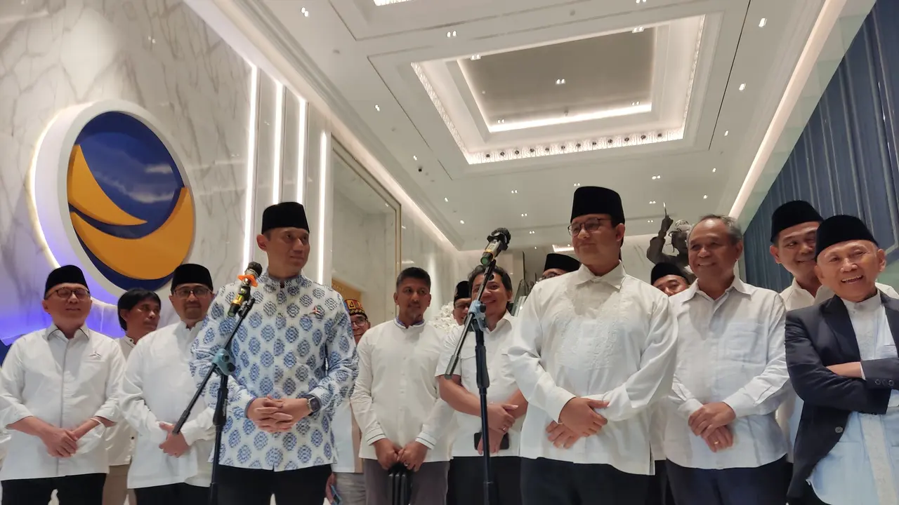 Ketum Partai Demokrat Agus Harimurti Yudhoyono (AHY) bersama Bakal Calon Presiden Koalisi Perubahan Anies Baswedan menghadiri buka bersama yang diadakan Partai NasDem di NasDem Tower, Jakarta Pusat, Sabtu (25/3/2023)