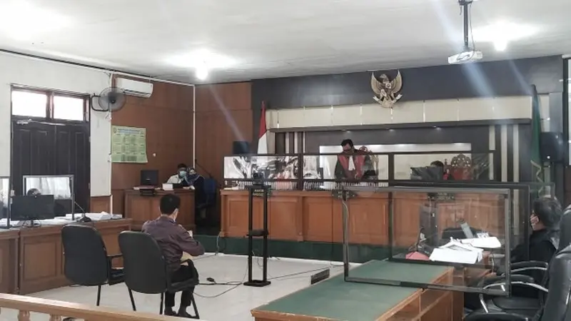 Saksi korban, Arif Budiman, tengah menjelaskan kejahatan perbankan yang dialaminya di BJB Pekanbaru.