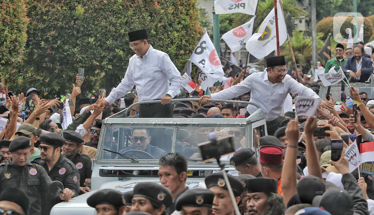 Tepat di belakang land rover Anies-Cak Imin, ada setidaknya tujuh land rover bak terbuka lainnya yang mengangkut elite partai Nasdem, PKS, dan PKB. (Liputan6.com/Angga Yuniar)