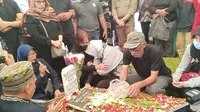 jenazah Aminah Cendrakasih dimakamkan di TPU Karet Bivak (Liputan6.com - M. Altaf Jauhar)