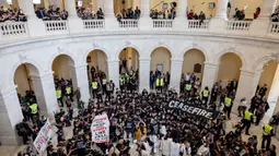 Para pengunjuk rasa menduduki Gedung Kongres Amerika Serikat (AS), membentangkan spanduk besar bertuliskan "Gencatan Senjata" sambil dikepung oleh polisi. (AP Photo/Amanda Andrade-Rhoades)