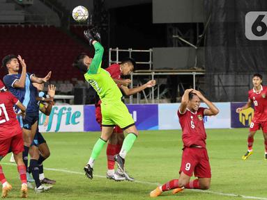 Sejumlah pemain timnas Indonesia U-20 terlibat dalam kemelut di depan gawang Guatemala U-20 yang dikawal Jorge Estuardo Moreno Alfaro (tengah) pada turnamen mini International Friendly Match di Stadion Utama Gelora Bung Karno, Selasa (21/2/2023). Timnas Indonesia U-20 harus menelan pil pahit kekalahan 0-1 dari Guatemala U-20. (Liputan6.com/Herman Zakharia)
