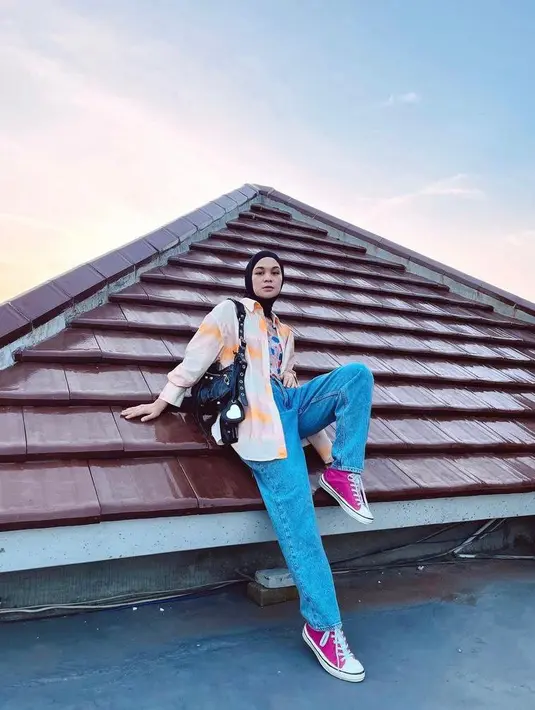 Punya rooftop? Manfaatkan atap rumah sebagai latar foto yang kece seperti Tantri Namirah satu ini. [Foto: IG/tantrinamirah].