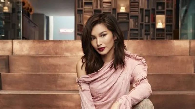 Bintang Crazy Rich Asians, Gemma Chan pakai baju desainer Asia