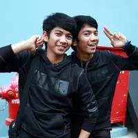 Penyanyi dangdut kembar identik Rizki dan Ridho memang selalu tampil kompak di atas panggung. Saking kompaknya penampilan kembar yang berbakat ini kerap kali membuat para penggemarnya bingung. (Deki Prayoga/Bintang.com)