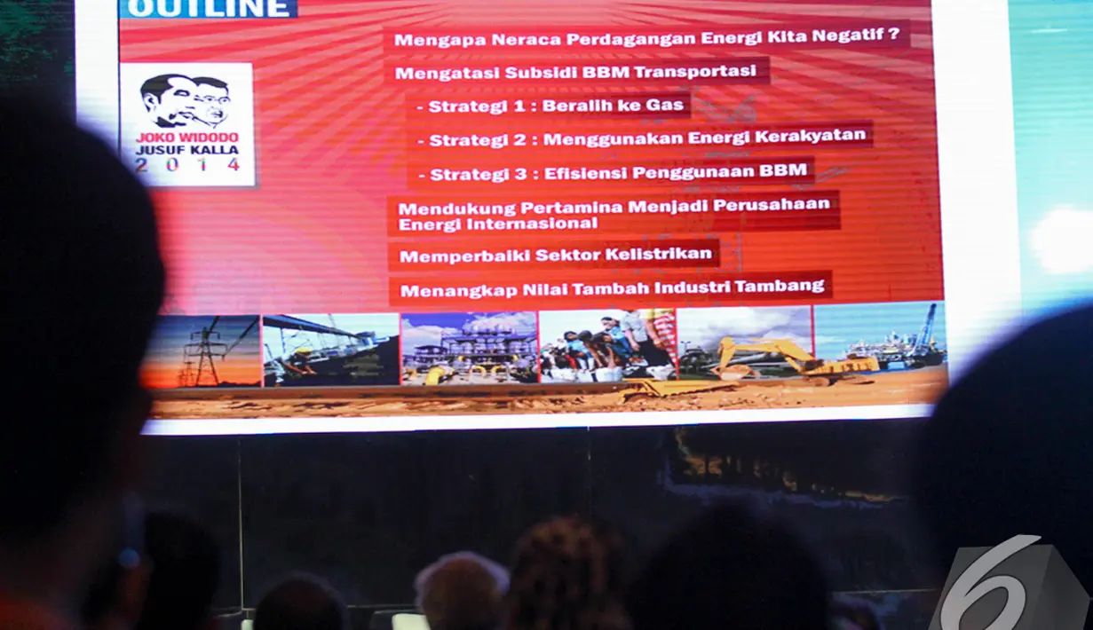 Sebuah slide tentang visi Presiden Jokowi ditampilkan pada Pertamina Energy Outlook 2015 di Ballroom 3 Pacific Place, Jakarta, Rabu (3/12/2014). (Liputan6.com/Faizal Fanani)