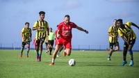 Penyerang Bali United, Ilija Spasojevic, saat mengikuti fun game dengan Bali United Youth menghadapi Bali Bulldogs FC di Training Center Bali United, pada Jumat pagi (12/5/2023). (Bola.com/Alit Binawan)