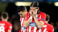 Pemain Atletico Madrid, Filipe Luis mengusap wajahnya sebelum matchday terakhir Grup C Liga Champions kontra Chelsea di Stamford Bridge, Rabu (6/12). Atletico Madrid gagal melangkah ke babak 16 besar setelah bermain imbang 1-1. (AP/Frank Augstein)