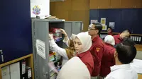 Tim Pidsus Kejati Lampung saat menggeledah Kantor PDAM Way Rilau, Bandar Lampung.  Foto : (Istimewa).