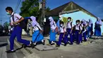 Para siswa tiba di Sekolah Pimarnvit, Provinsi Narathiwat, Thailand, 20 Mei 2022. Thailand melanjutkan sekolah tatap muka secara nasional untuk tahun ajaran baru setelah bertahun-tahun terganggu karena pandemi COVID-19. (Madaree TOHLALA/AFP)
