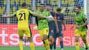 Pemain Sassuolo, Jay Idzes, bersama Walid Cheddira merayakan gol ke gawang Inter Milan pada matchday keempat Serie A 2025/2026 di Stadion Giuseppe Meazza, Senin (22/9/2025). (AFP/Stefano Rellandini)