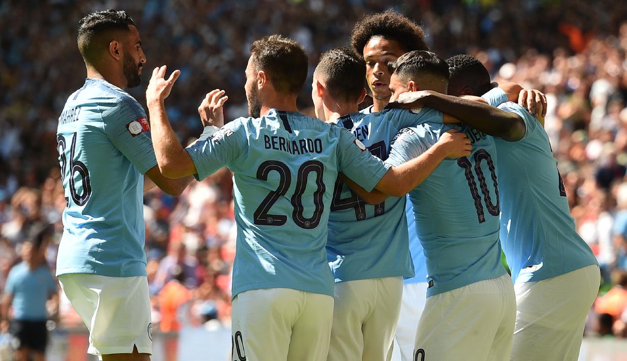 Para pemain Manchester City merayakan gol yang dicetak Sergio Aguero ke gawang Chelsea pada laga Community Shield di Stadion Wembley, London, Minggu (5/8/2018). Man City menang 2-0 atas Chelsea. (AFP/Glyn Kirk)