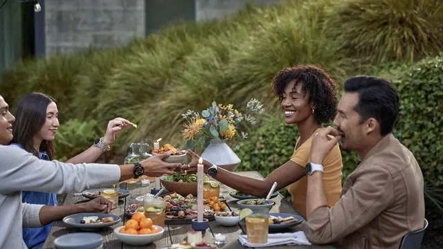 Sekelompok teman sedang menikmati makanan di sebuah taman (Foto Dok: Garmin Indonesia)