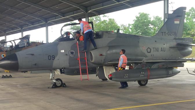 Pesawat Hawk bersiap untuk terbang melakukan patroli perbatasan kawan Indonesia Barat.